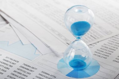 Yatırım için en iyi zaman. Kum saati, mali tablolar ve hesap makinesi.