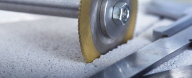 Metal testere, son değirmen ya da elmas kaplamalı matkap ucu beton levhada delik açar. Sanayi ve inşaat.