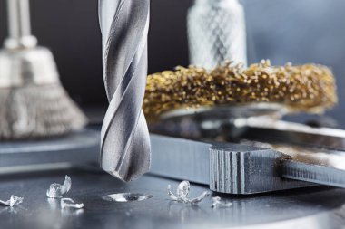 Metal matkap ucu endüstriyel sondaj makinesinde çelik bölmede delikler açar