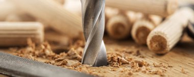 Matkap ucu ahşap meşe tahtasına delik açar..