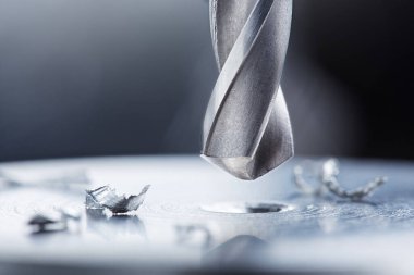 Metal matkap ucu endüstriyel sondaj makinesinde çelik bölmede delikler açar