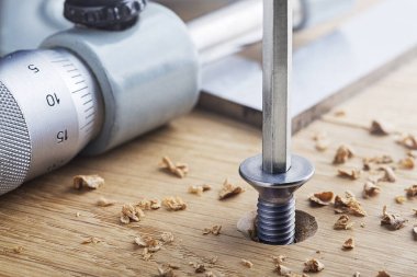 Altıgen cıvata vida ile ahşap meşe plaka içinde ingiliz anahtarı Vernier kalibre ve cetvel ile