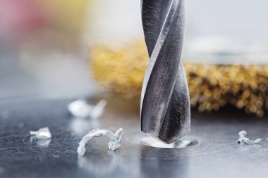 Metal matkap ucu endüstriyel sondaj makinesinde çelik bölmede delikler açar