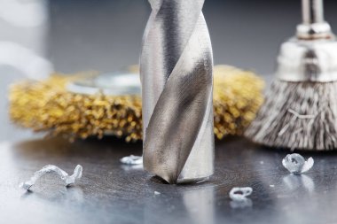 Metal matkap ucu endüstriyel sondaj makinesinde çelik bölmede delikler açar