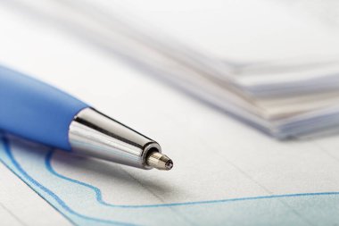 Kalem, para, bozuk para ve çek içeren muhasebe belgesi. Bankacılık, mali rapor ve mali denetim kavramı.