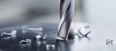 Metal matkap ucu endüstriyel sondaj makinesinde çelik bölmede delikler açar