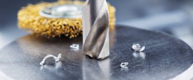 Metal matkap ucu endüstriyel sondaj makinesinde çelik bölmede delikler açar