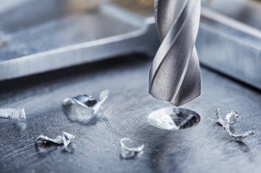 Metal matkap ucu endüstriyel sondaj makinesinde çelik bölmede delikler açar