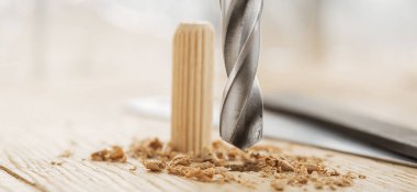 Matkap ucu ahşap meşe tahtasına delik açar..