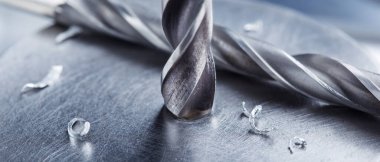 Metal matkap ucu endüstriyel sondaj makinesinde çelik bölmede delikler açar