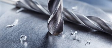 Metal matkap ucu endüstriyel sondaj makinesinde çelik bölmede delikler açar