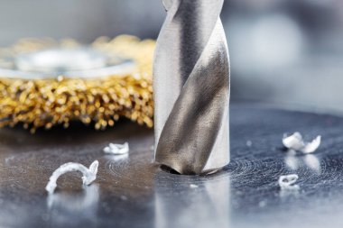 Metal matkap ucu endüstriyel sondaj makinesinde çelik bölmede delikler açar