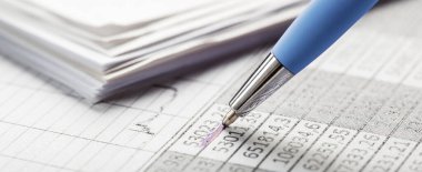 Kalem, para, bozuk para ve çek içeren muhasebe belgesi. Bankacılık, mali rapor ve mali denetim kavramı.