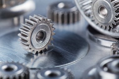 Metal dişliler ve bilyeler. Mekanizmanın bir kısmıyla arkaplan.