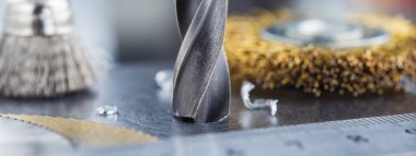 Metal matkap ucu endüstriyel sondaj makinesinde çelik bölmede delikler açar