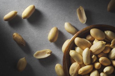 Beton arka planda tahta bambu kasesinde yer fıstığı. Çatlak..