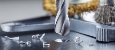 Metal matkap ucu endüstriyel sondaj makinesinde çelik bölmede delikler açar