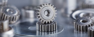 Metal dişliler ve bilyeler. Mekanizmanın bir kısmıyla arkaplan.