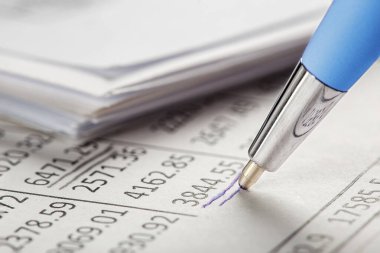 Kalem, para, bozuk para ve çek içeren muhasebe belgesi. Bankacılık, mali rapor ve mali denetim kavramı.