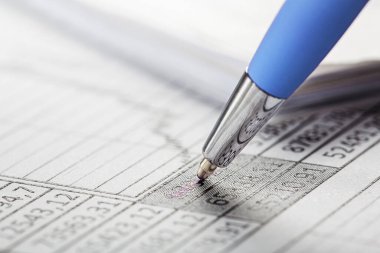 Kalem, para, bozuk para ve çek içeren muhasebe belgesi. Bankacılık, mali rapor ve mali denetim kavramı.