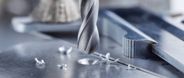 Metal matkap ucu endüstriyel sondaj makinesinde çelik bölmede delikler açar