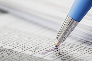 Kalem, para, bozuk para ve çek içeren muhasebe belgesi. Bankacılık, mali rapor ve mali denetim kavramı.