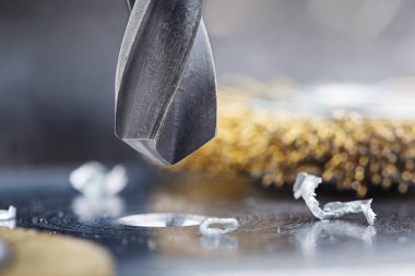 Metal matkap ucu endüstriyel sondaj makinesinde çelik bölmede delikler açar