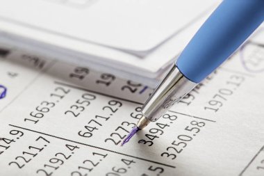 Kalem, para, bozuk para ve çek içeren muhasebe belgesi. Bankacılık, mali rapor ve mali denetim kavramı.