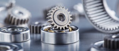 Metal dişliler ve bilyeler. Mekanizmanın bir kısmıyla arkaplan.