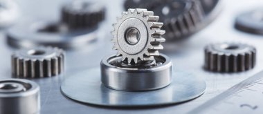 Metal dişliler ve bilyeler. Mekanizmanın bir kısmıyla arkaplan.