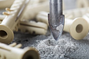 Metal matkap ucu endüstriyel sondajda beton duvarda delikler açar