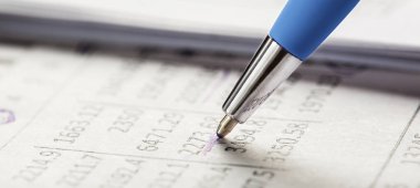 Kalem, para, bozuk para ve çek içeren muhasebe belgesi. Bankacılık, mali rapor ve mali denetim kavramı.