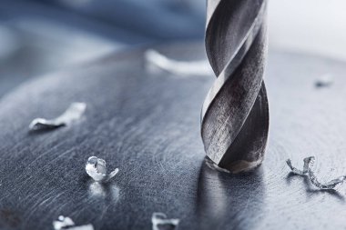 Metal matkap ucu endüstriyel sondaj makinesinde çelik bölmede delikler açar