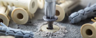 tornavida beton bir arka planda vida ve panel