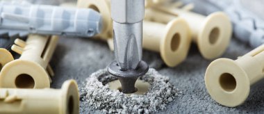 tornavida beton bir arka planda vida ve panel