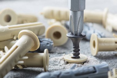 tornavida beton bir arka planda vida ve panel