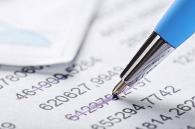 Kalem, para, bozuk para ve çek içeren muhasebe belgesi. Bankacılık, mali rapor ve mali denetim kavramı.