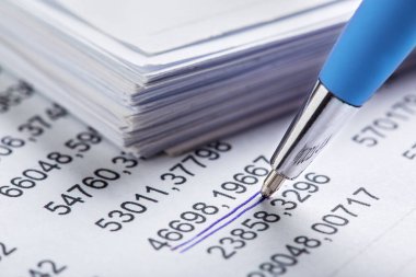 Kalem, para, bozuk para ve çek içeren muhasebe belgesi. Bankacılık, mali rapor ve mali denetim kavramı.