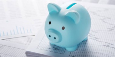 Belgeler ve finansal tabloların arka planında para kutusu var. Yatırım ve sermaye birikimi kavramı