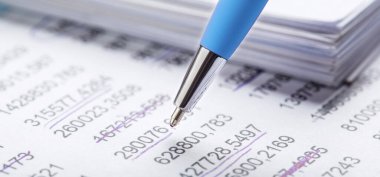 Kalem, para, bozuk para ve çek içeren muhasebe belgesi. Bankacılık, mali rapor ve mali denetim kavramı.