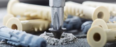 tornavida beton bir arka planda vida ve panel