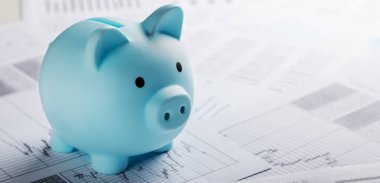 Belgeler ve finansal tabloların arka planında para kutusu var. Yatırım ve sermaye birikimi kavramı
