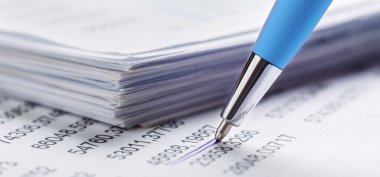 Kalem, para, bozuk para ve çek içeren muhasebe belgesi. Bankacılık, mali rapor ve mali denetim kavramı.