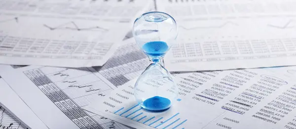 Melhor Altura Para Investimento Ampulheta Gráficos Financeiros Calculadora — Fotografia de Stock
