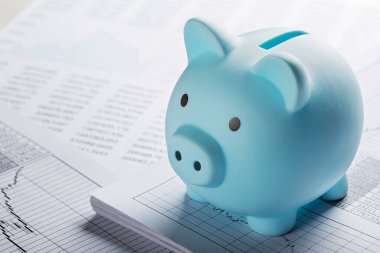 Belgeler ve finansal tabloların arka planında para kutusu var. Yatırım ve sermaye birikimi kavramı