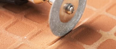 Elmas kaplı disk tuğla keser ya da beton duvarda oyuklar açar. Sanayi ve inşaat.