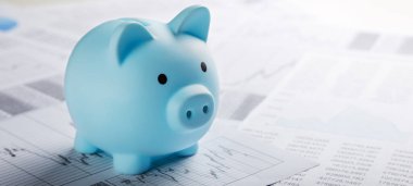 Belgeler ve finansal tabloların arka planında para kutusu var. Yatırım ve sermaye birikimi kavramı
