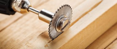 Değirmen makinesi için dairesel testere tahtadan delik açıyor..