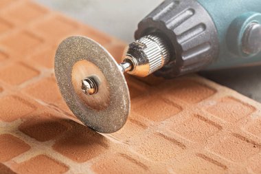 Elmas kaplı disk tuğla keser ya da beton duvarda oyuklar açar. Sanayi ve inşaat.