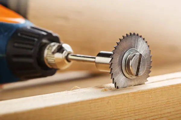 木製のプランクのフライス盤切断穴のための円形の鋸 ストック画像